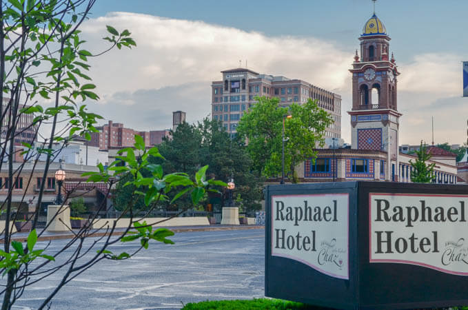 Raphael Hotel and Country Club Plaza